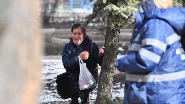 Mulher no centro de Donetsk, onde houve explosão, foto publicada em 14 de março de 2022 - Sputnik Brasil