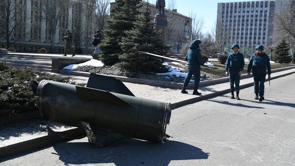 Fragmento de míssil ucraniano Tochka-U perto da administração da cidade de Donetsk - Sputnik Brasil