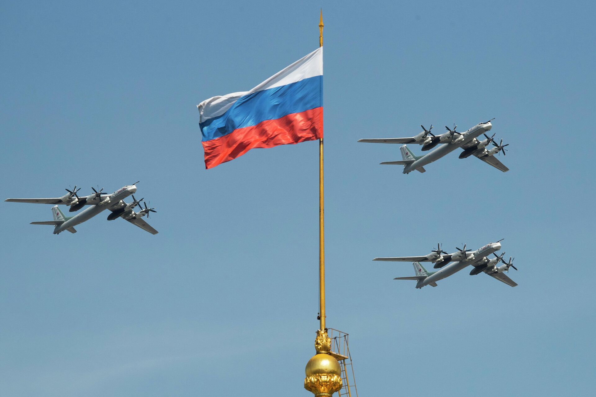 Bombardeiros estratégicos russos Tu-95 sobrevoam bandeira russa no complexo do Kremlin durante ensaio para o desfile militar do Dia da Vitória, em Moscou, em 4 de maio de 2018 - Sputnik Brasil, 1920, 01.05.2022