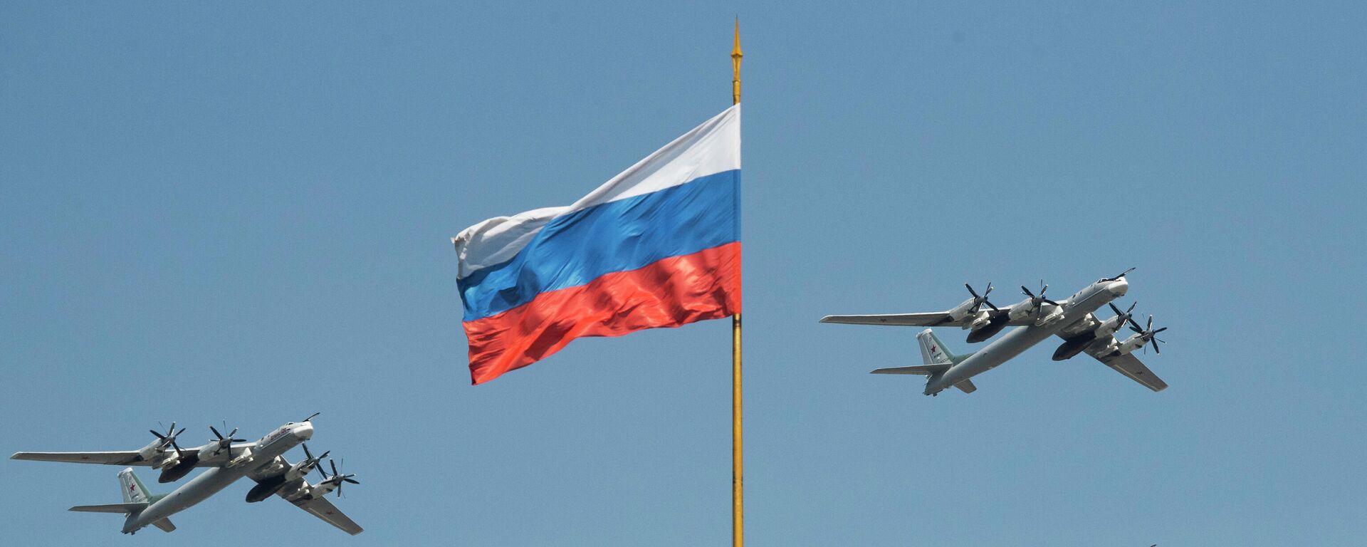 Bombardeiros estratégicos russos Tu-95 sobrevoam bandeira russa no complexo do Kremlin durante ensaio para o desfile militar do Dia da Vitória, em Moscou, em 4 de maio de 2018 - Sputnik Brasil, 1920, 17.02.2023