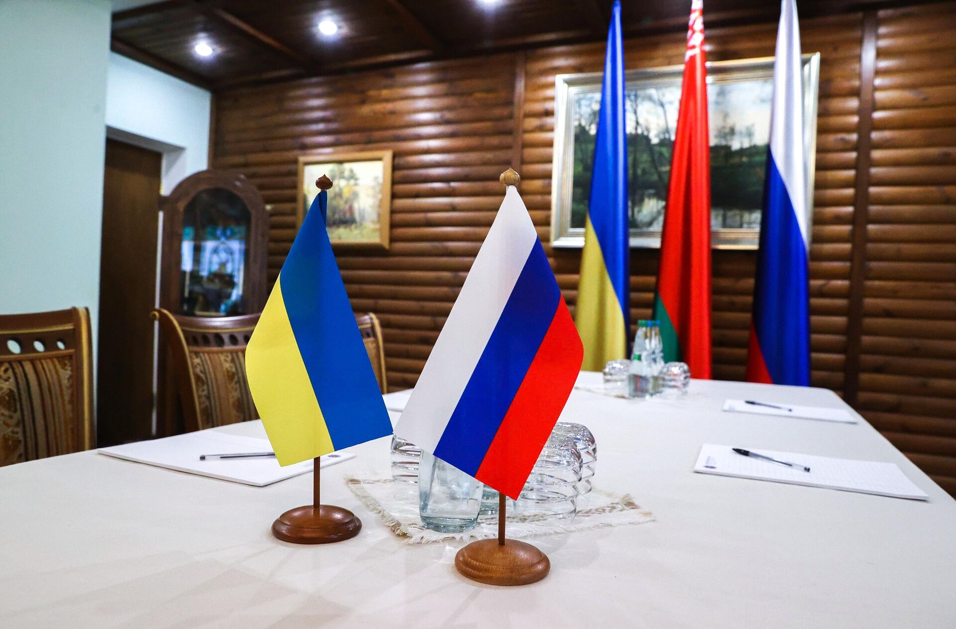 Bandeiras russa e ucraniana na mesa antes das negociações Kiev-Moscou em Belarus, 7 de março de 2022 - Sputnik Brasil, 1920, 15.03.2022
