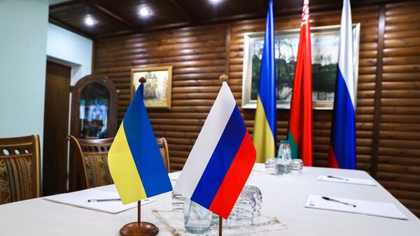 Bandeiras russa e ucraniana na mesa antes das negociações Kiev-Moscou em Belarus, 7 de março de 2022 - Sputnik Brasil