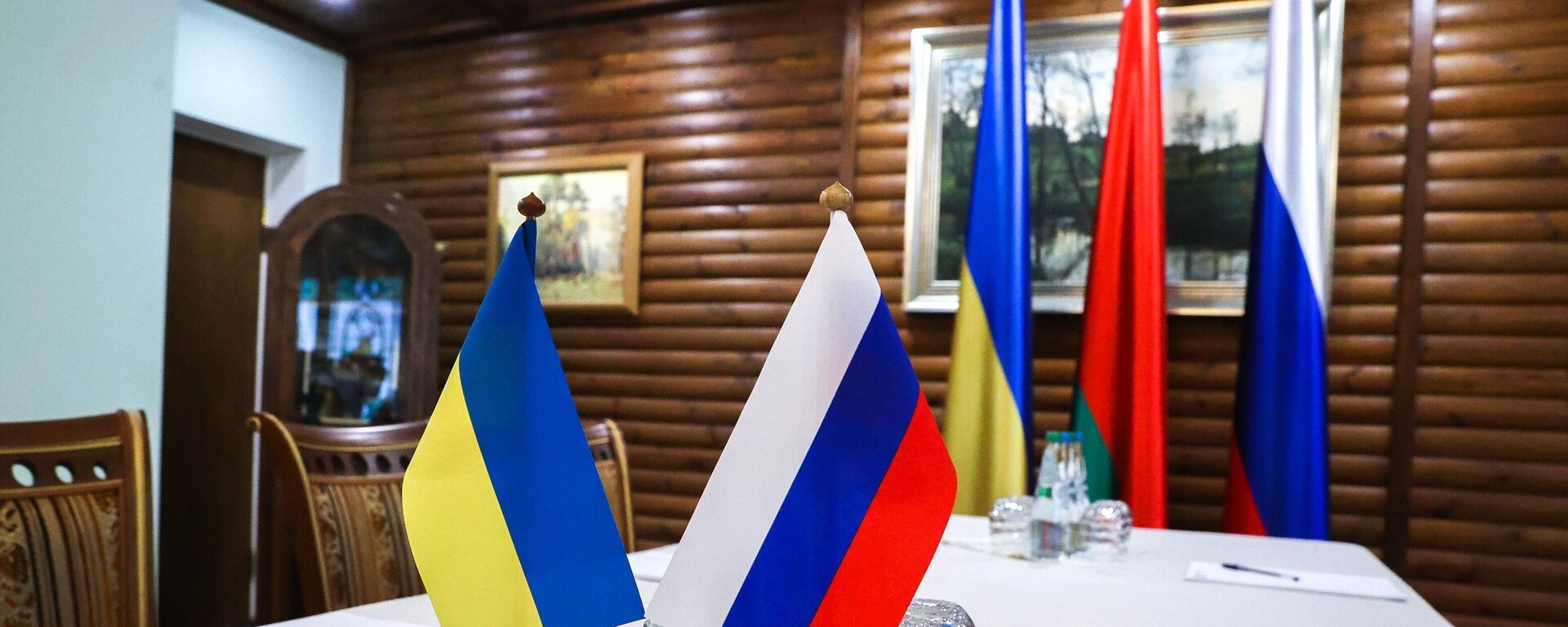 Bandeiras ucraniana e russa na mesa antes das negociações Kiev-Moscou em Belarus, 7 de março de 2022. - Sputnik Brasil, 1920, 27.03.2022