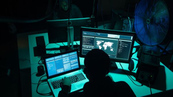 Hacker codificando vírus ransomware  (imagem referencial) - Sputnik Brasil