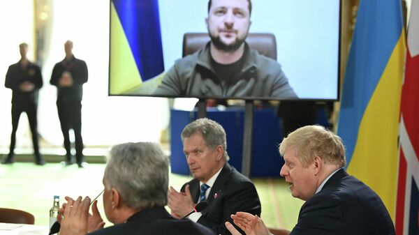 Boris Johnson, primeiro-ministro britânico, e outros representantes da Força Expedicionária Conjunta do Reino Unido falam em Londres por videoconferência com Vladimir Zelensky, presidente da Ucrânia, 15 de março de 2022 - Sputnik Brasil