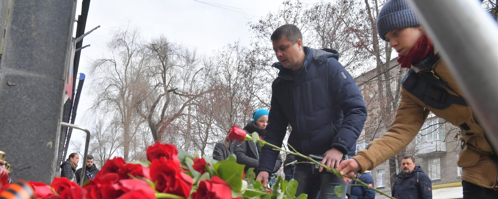Moradores colocam flores em memória das pessoas que foram mortas, 14 de março, por fragmentos de um míssil ucraniano Tochka-U, que havia sido derrubado perto da Casa do Governo no centro da cidade de Donetsk, República Popular de Donetsk. As autoridades de Donetsk relataram que 20 pessoas morreram e 36 ficaram feridas - Sputnik Brasil, 1920, 15.03.2022