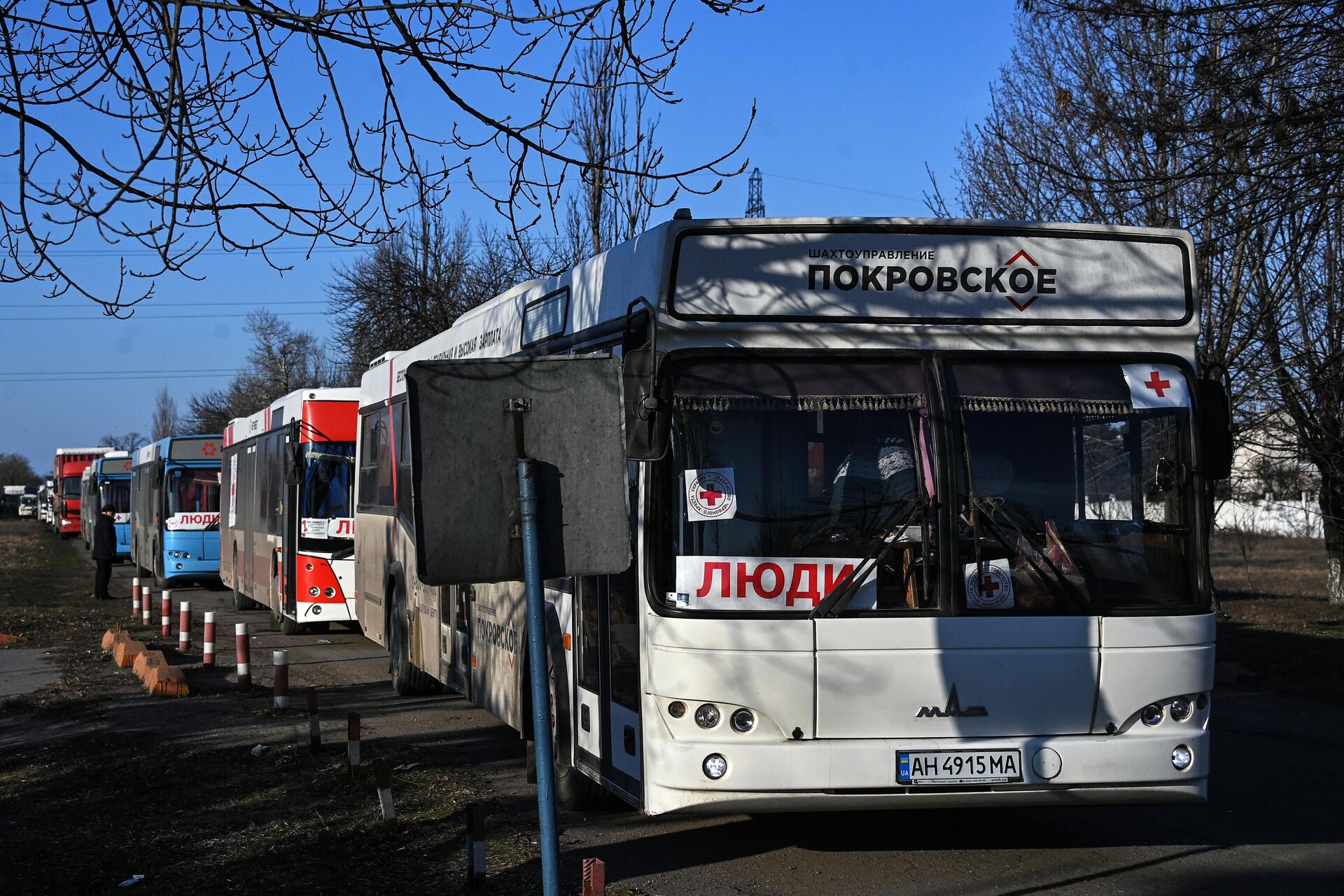 Comboio humanitário de ônibus em Berdyansk, seguindo desde Zaporozhie a Mariupol - Sputnik Brasil, 1920, 24.07.2022