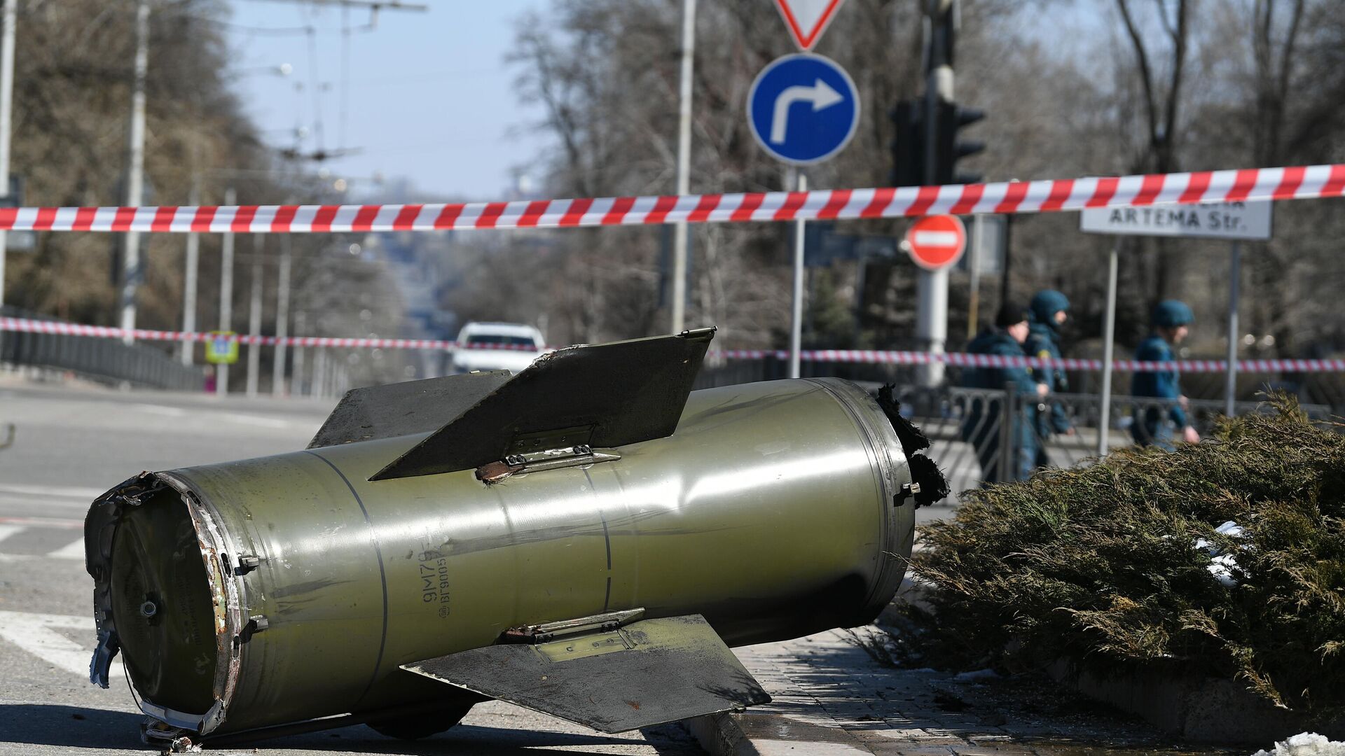 Fragmento de míssil ucraniano Tochka-U em rua de Donetsk, na República Popular de Donetsk (RPD), em 14 de março de 2022 - Sputnik Brasil, 1920, 17.03.2022
