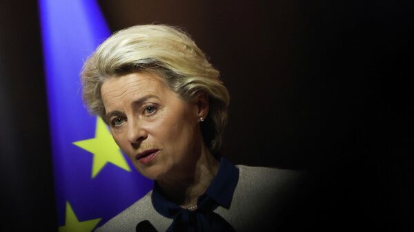 Em Versalhes, na França, a presidente da Comissão Europeia, Ursula von der Leyen, participa de coletiva de imprensa após encontro informal entre líderes da União Europeia (UE), em 11 de março de 2022 - Sputnik Brasil