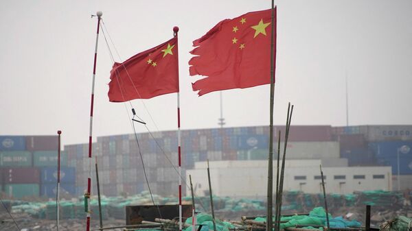 Bandeiras chinesas tremulam perto de contentores do Porto de Águas Profundas de Yangshan em Xangai, China, 13 de janeiro de 2022 - Sputnik Brasil