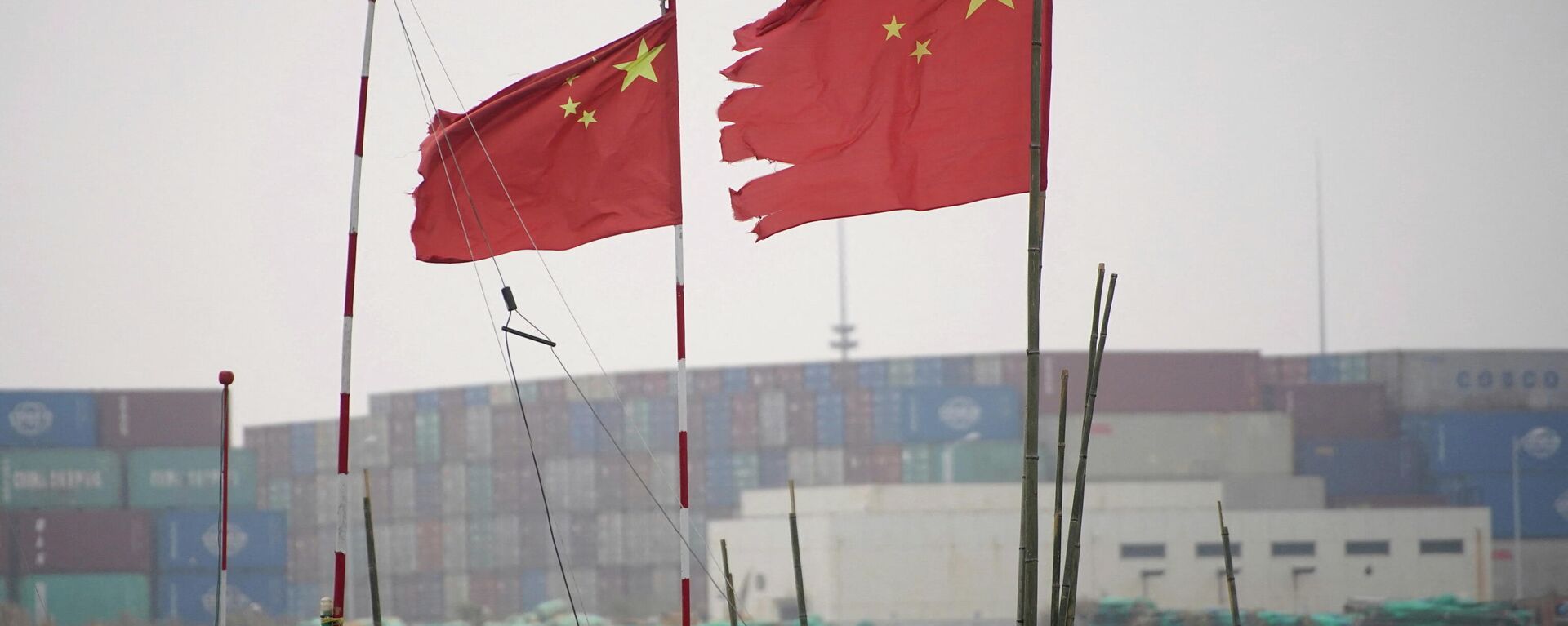 Bandeiras chinesas tremulam perto de contentores do Porto de Águas Profundas de Yangshan em Xangai, China, 13 de janeiro de 2022 - Sputnik Brasil, 1920, 15.03.2022