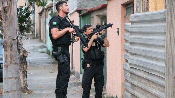 A Polícia Federal (PF) deflagrou, em conjunto com o Ministério Público Federal (MPF), a operação Florida Heat com o objetivo de desarticular uma organização criminosa voltada ao tráfico internacional de armas dos EUA para o Brasil, 15 de março de 2022. - Sputnik Brasil