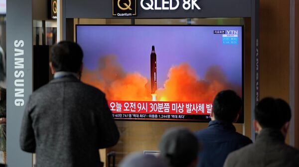 Sul-coreanos veem reportagem sobre o lançamento de míssil da Coreia do Norte, estação ferroviária em Seul, 16 de março de 2022 - Sputnik Brasil