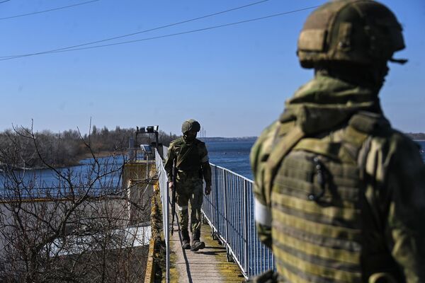 Soldados do Exército russo em barragem no canal da Crimeia do Norte, região ucraniana de Kherson. - Sputnik Brasil