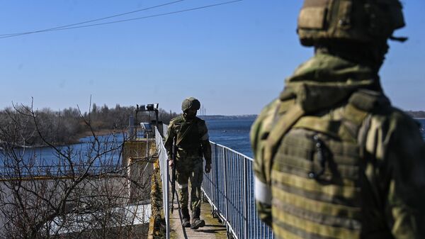Военнослужащие ВС РФ на дамбе Северо-Крымского канала в Херсонской области - Sputnik Brasil