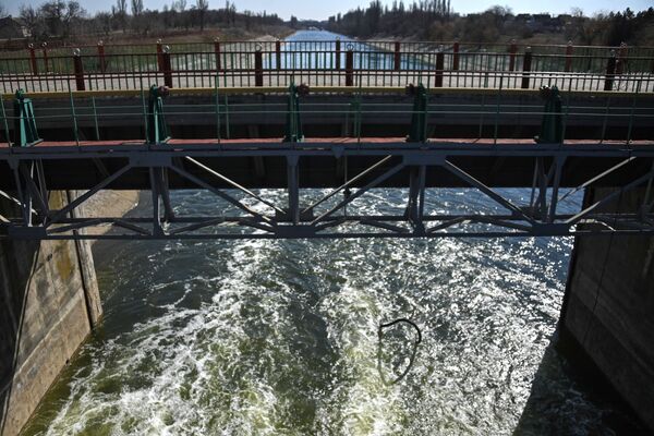 Barragem no canal da Crimeia do Norte, que tem início no reservatório d&#x27;água da hidrelétrica de Kakhovka, na região ucraniana de Kherson. - Sputnik Brasil