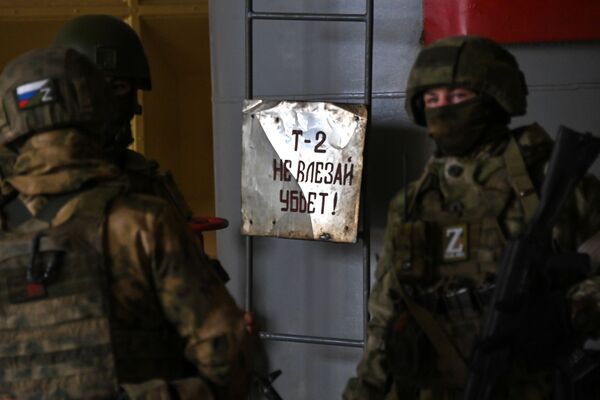 Guardas russos na sala de turbinas da hidrelétrica de Kakhovka. - Sputnik Brasil