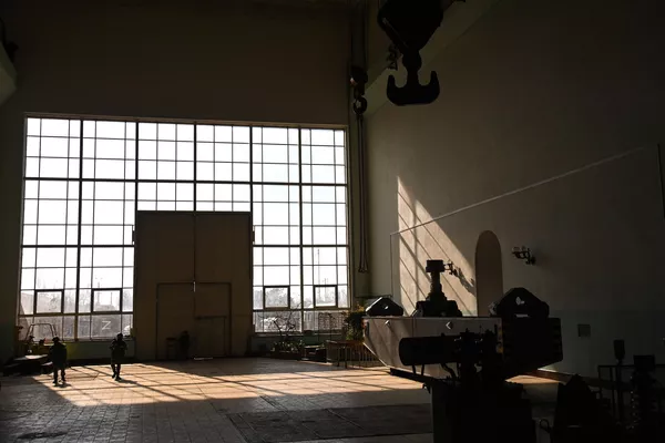 Guardas russos na sala de turbinas da hidrelétrica de Kakhovka. - Sputnik Brasil