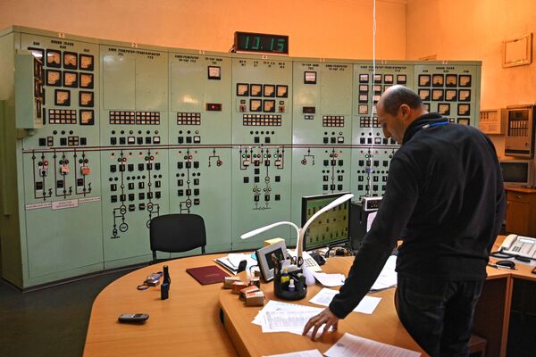 Painel de controle central na hidrelétrica de Kakhovka. - Sputnik Brasil