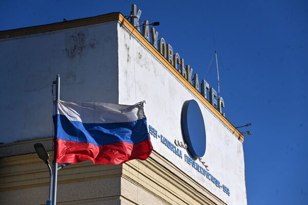 Bandeira da Federação da Rússia hasteada sobre a hidrelétrica de Kakhovka. - Sputnik Brasil