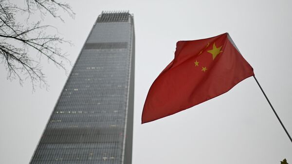 A bandeira chinesa tremula perto da Torre 3 do China World Trade Center em Pequim, 29 de novembro de 2021 - Sputnik Brasil