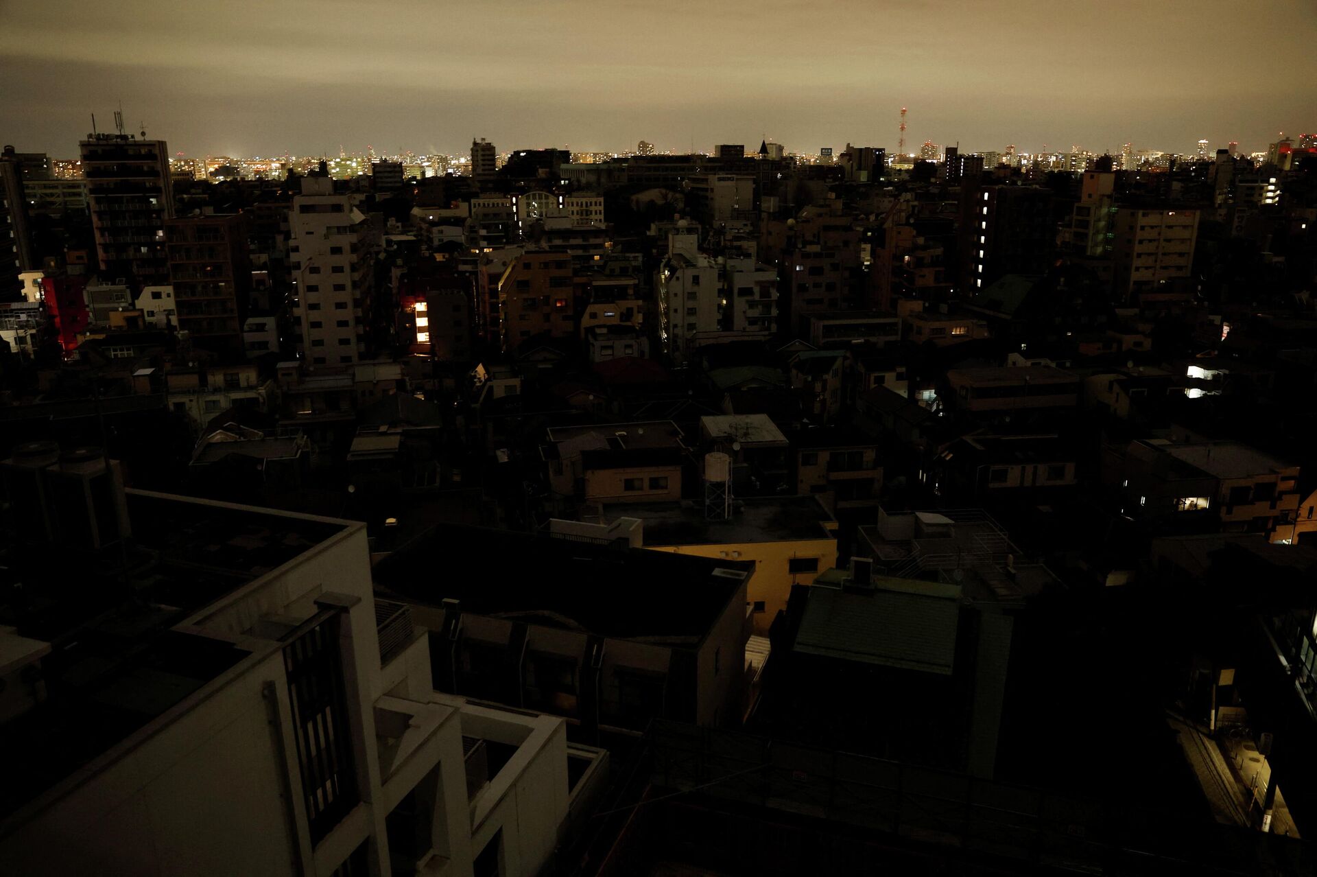 Casas e edifícios são vistos em pane elétrica na área após um terremoto na ala de Toshima em Tóquio, Japão 17 de março de 2022 - Sputnik Brasil, 1920, 16.03.2022