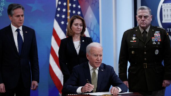 O presidente dos EUA, Joe Biden, é ladeado pelo secretário de Estado, Antony Blinken, pela vice-secretária de Defesa, Kathleen Hicks, e pelo presidente do Estado-Maior Conjunto, general Mark Milley, antes de assinar uma ordem executiva na Casa Branca, em Washington, EUA, em 16 de março de 2022. - Sputnik Brasil