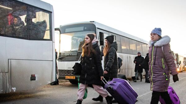 Em Armyansk, na fronteira entre Rússia e Ucrânia na região da Crimeia, refugiados de Kherson deixam o território ucraniano com suporte de militares russos, em 12 de março de 2022 - Sputnik Brasil