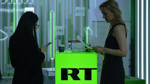 Em São Petersburgo, na Rússia, duas mulheres aparecem paradas em um estande da RT durante um evento internacional, 3 de junho de 2021. - Sputnik Brasil