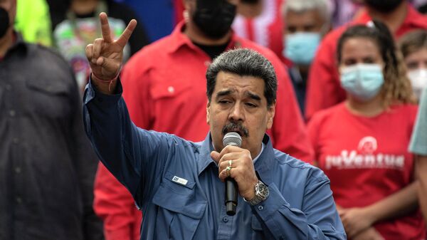 O presidente da Venezuela, Nicolás Maduro, exibe o sinal de vitória ao fazer um discurso durante a comemoração do Dia da Juventude em Caracas, 12 de fevereiro de 2022 - Sputnik Brasil
