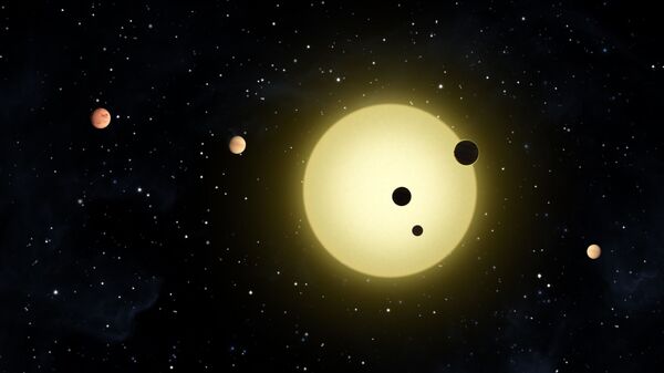 Kepler-11 é uma estrela parecida com o Sol em torno da qual orbitam seis planetas. Às vezes, dois ou mais planetas passam na frente da estrela ao mesmo tempo, como mostrado na concepção deste artista, em que três planetas foram observados pela espaçonave Kepler da NASA, 26 de agosto de 2010 - Sputnik Brasil