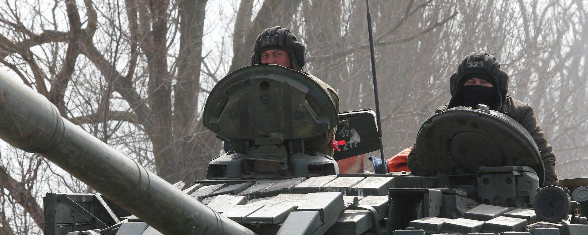 Membros do serviço de tropas pró-Rússia são vistos no topo de um tanque durante operação militar russa na região de Donetsk, Ucrânia 15 de março de 2022 - Sputnik Brasil, 1920, 17.03.2022