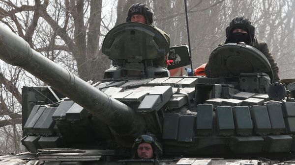 Membros do serviço de tropas pró-Rússia são vistos no topo de um tanque durante operação militar russa na região de Donetsk, Ucrânia 15 de março de 2022 - Sputnik Brasil
