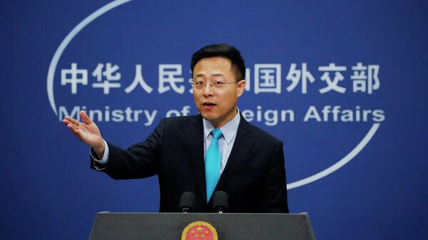 O porta-voz do Ministério das Relações Exteriores da China, Zhao Lijian, gesticula enquanto fala durante um briefing diário em seu ministério em Pequim, 24 de fevereiro de 2020 - Sputnik Brasil