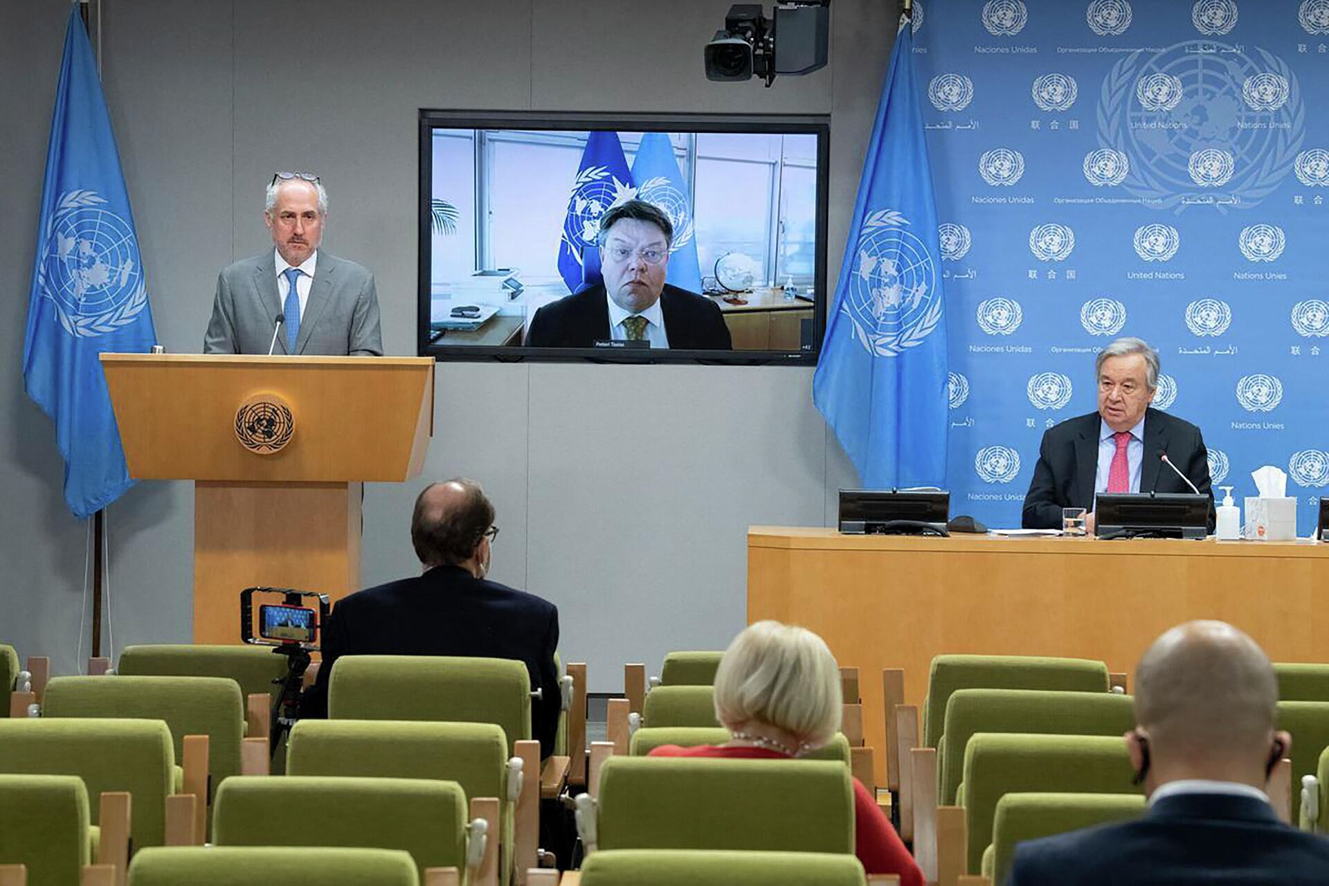 À esquerda, Stéphane Dujarric, porta-voz do secretário-geral da ONU (António Guterres, à direita), em uma coletiva de imprensa conjunta em Nova York, em 19 de abril de 2021 - Sputnik Brasil, 1920, 26.03.2022