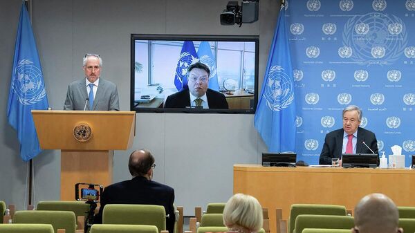 À esquerda, Stéphane Dujarric, porta-voz do secretário-geral da ONU (António Guterres, à direita), em uma coletiva de imprensa conjunta em Nova York, em 19 de abril de 2021 - Sputnik Brasil