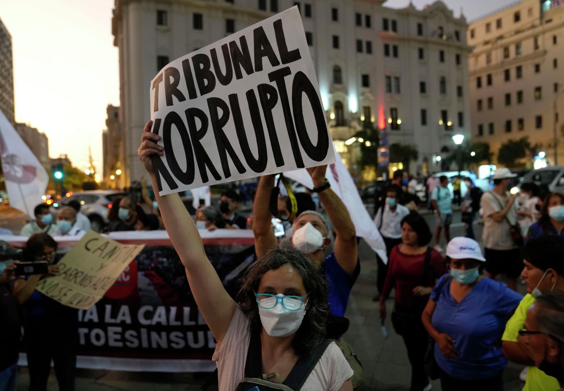 Manifestantes em protesto contra decisão do Tribunal Constitucional do Peru de liberar o ex-presidente Alberto Fujimori, Lima, 17 de março de 2022 - Sputnik Brasil, 1920, 18.03.2022