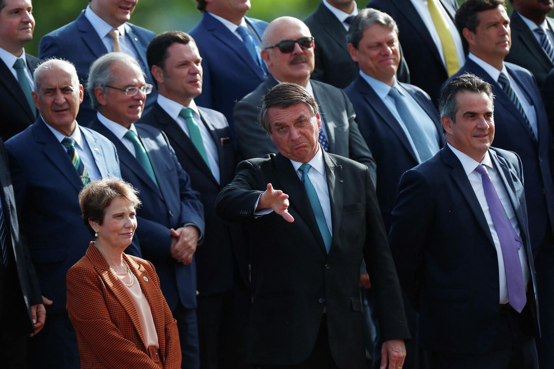 Presidente brasileiro, Jair Bolsonaro, e seus ministros durante cerimônia em frente ao Palácio da Alvorada, Brasília, 17 de março de 2022 - Sputnik Brasil, 1920, 18.03.2022