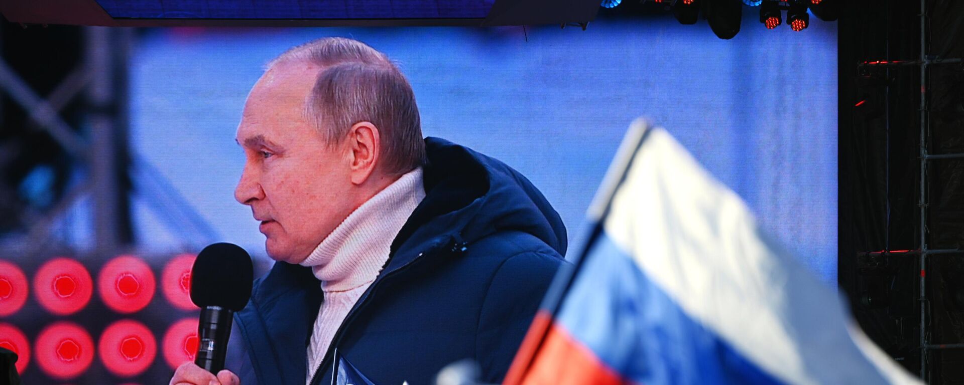 Pessoas assistem à transmissão do discurso do presidente Vladimir Putin sobre a reintegração da Crimeia à Rússia, Moscou, 18 de março de 2022 - Sputnik Brasil, 1920, 18.03.2022