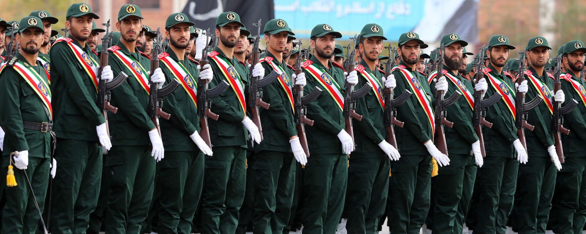 Uma foto fornecida pelo escritório do líder supremo do Irã, aiatolá Ali Khamenei, mostra o Corpo da  Corpo de Guardiões da Revolução Islâmica (IRGC),  em 13 de outubro de 2019 - Sputnik Brasil, 1920, 18.03.2022