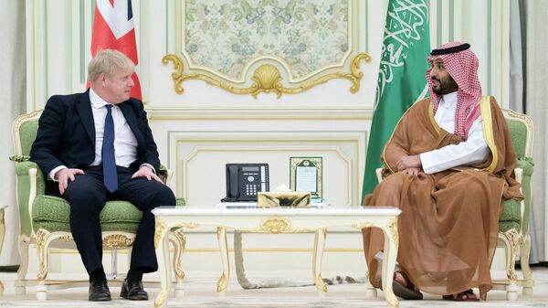 Boris Johnson, primeiro-ministro do Reino Unido, fala com o príncipe Mohammed bin Salman saudita em encontro bilateral em Riad, Arábia Saudita, 16 de março de 2022 - Sputnik Brasil