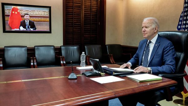 O presidente dos EUA, Joe Biden, em conversa virtual com o presidente chinês, Xi Jinping, na Casa Branca em Washington, EUA, 18 de março de 2022 - Sputnik Brasil