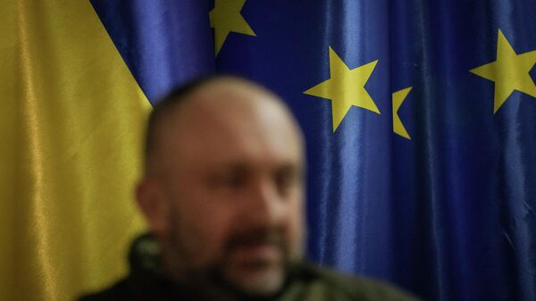 Bandeiras da Ucrânia e da União Europeia no escritório de Aleksandr Pavlyuk, major-general e chefe da Administração Militar Regional de Kiev em uma entrevista com a agência norte-americana Associated Press na capital ucraniana em 17 de março de 2022 - Sputnik Brasil