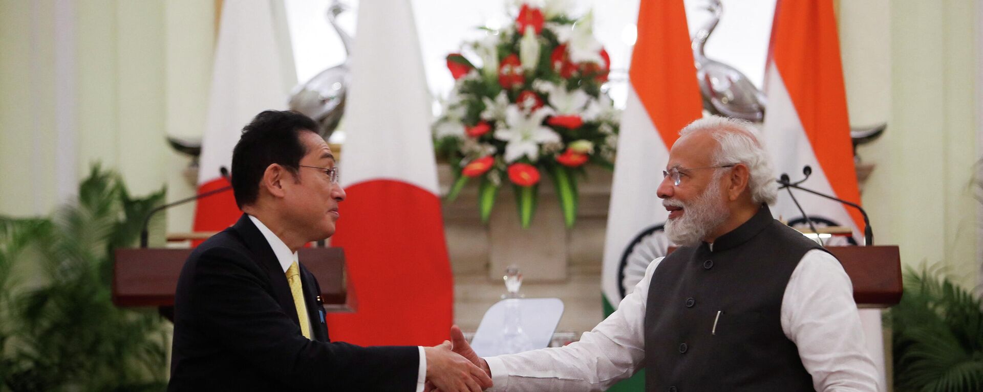 Em Nova Deli, o primeiro-ministro do Japão, Fumi Kishida (à esquerda), cumprimenta o primeiro-ministro da Índia, Narendra Modi (à direita), durante evento de assinatura entre os governos dos dois países, em 19 de março de 2022 - Sputnik Brasil, 1920, 19.03.2022