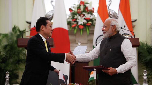 Em Nova Deli, o primeiro-ministro do Japão, Fumi Kishida (à esquerda), cumprimenta o primeiro-ministro da Índia, Narendra Modi (à direita), durante evento de assinatura entre os governos dos dois países, em 19 de março de 2022 - Sputnik Brasil