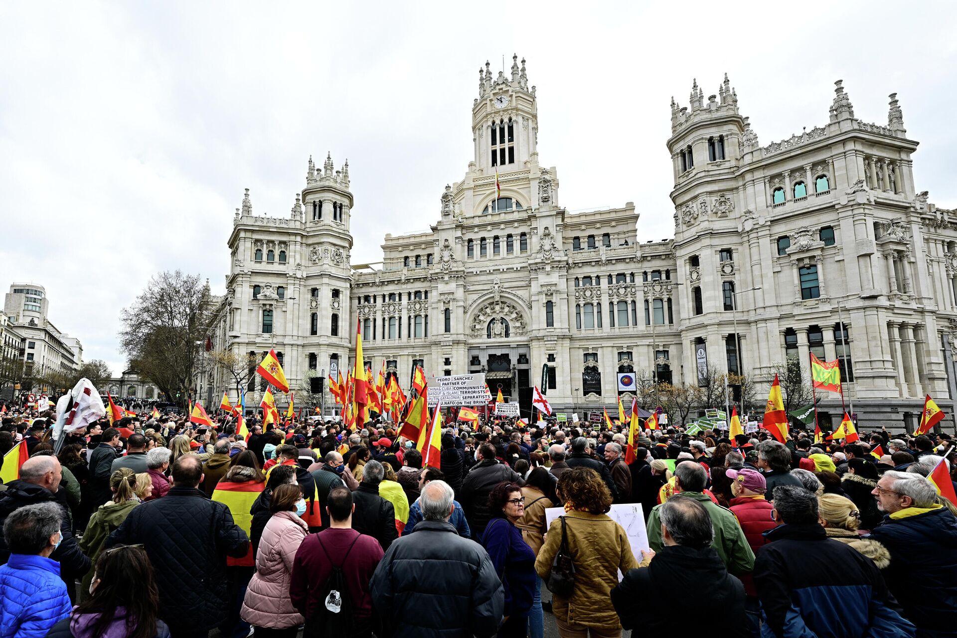 Manifestantes agitam bandeiras espanholas durante um protesto nacional convocado pelo partido espanhol de direita Vox contra aumentos de preços, em frente à prefeitura de Madri, em 19 de março de 2022.  - Sputnik Brasil, 1920, 20.03.2022