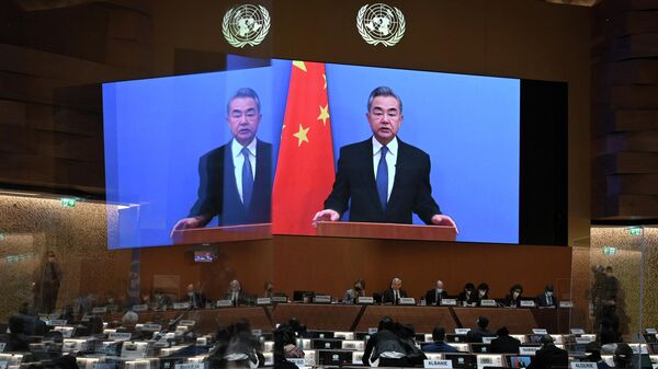 Wang Yi, ministro das Relações Exteriores da China, dá discurso em vídeo transmitido ao Conselho de Direitos Humanos das Nações Unidas em Genebra, Suíça, 28 de fevereiro de 2022 - Sputnik Brasil