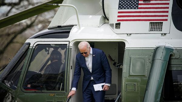 Em Washington, nos EUA, o presidente norte-americano, Joe Biden, desembarca do Marinha Um após vir de Rehoboth Beach, em 20 de março de 2022 - Sputnik Brasil
