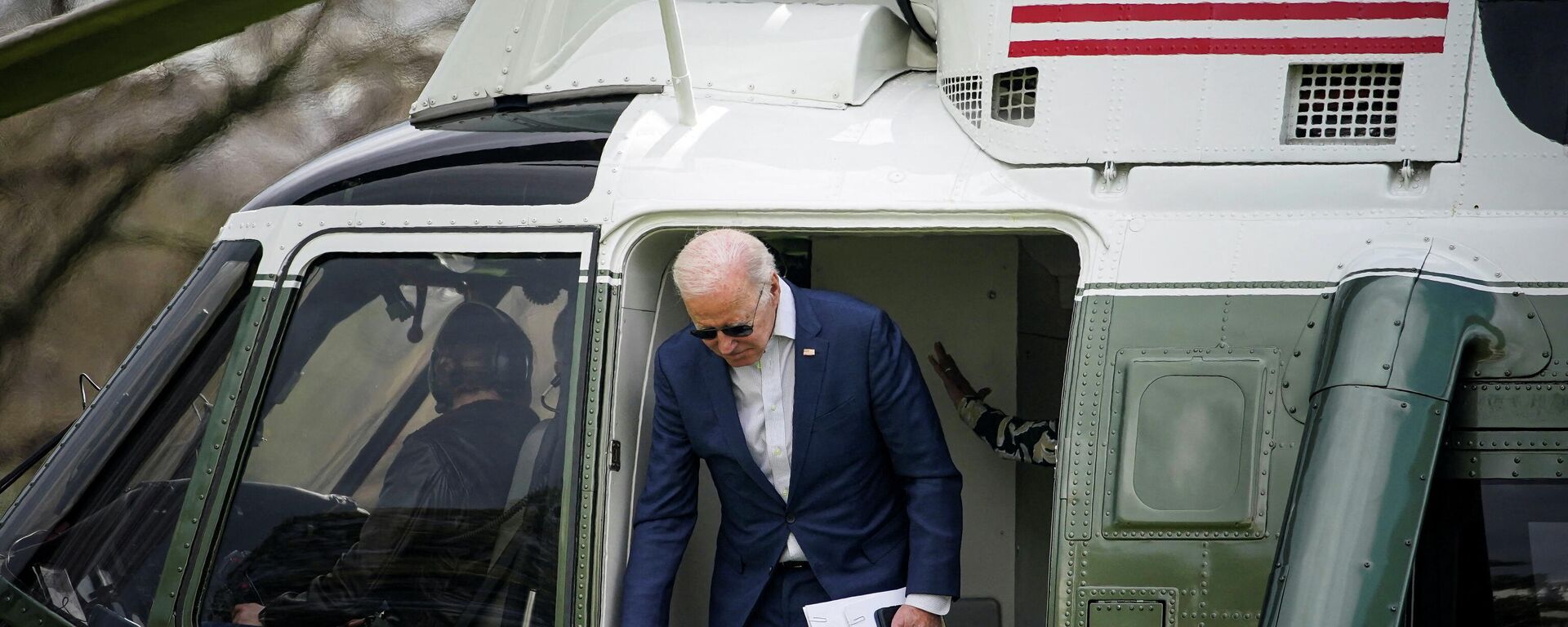Em Washington, nos EUA, o presidente norte-americano, Joe Biden, desembarca do Marinha Um após vir de Rehoboth Beach, em 20 de março de 2022 - Sputnik Brasil, 1920, 21.03.2022