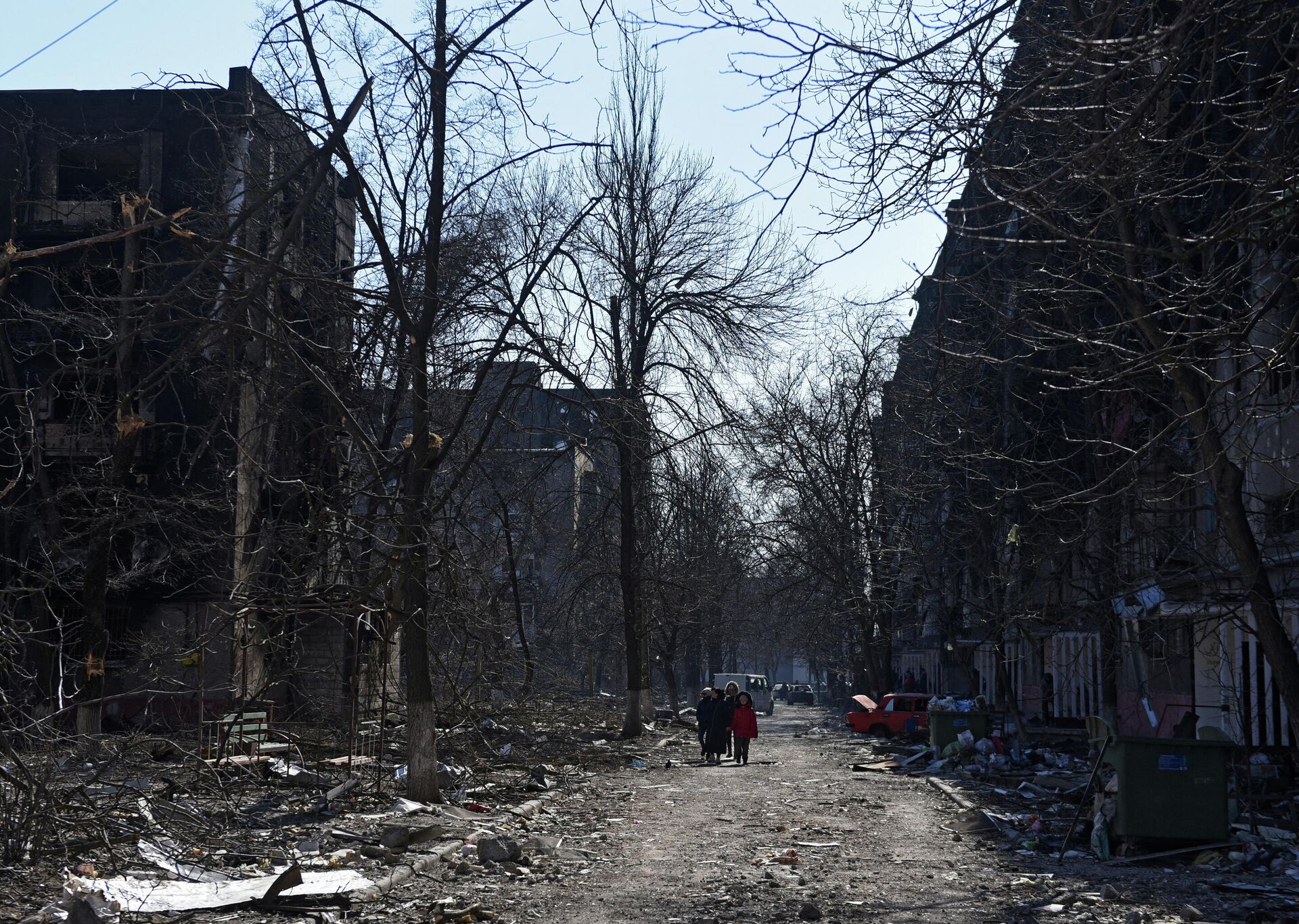 Residentes locais entre os prédios danificados durante o conflito russo-ucraniano em Mariupol, Ucrânia, 18 de março de 2022 - Sputnik Brasil, 1920, 21.03.2022